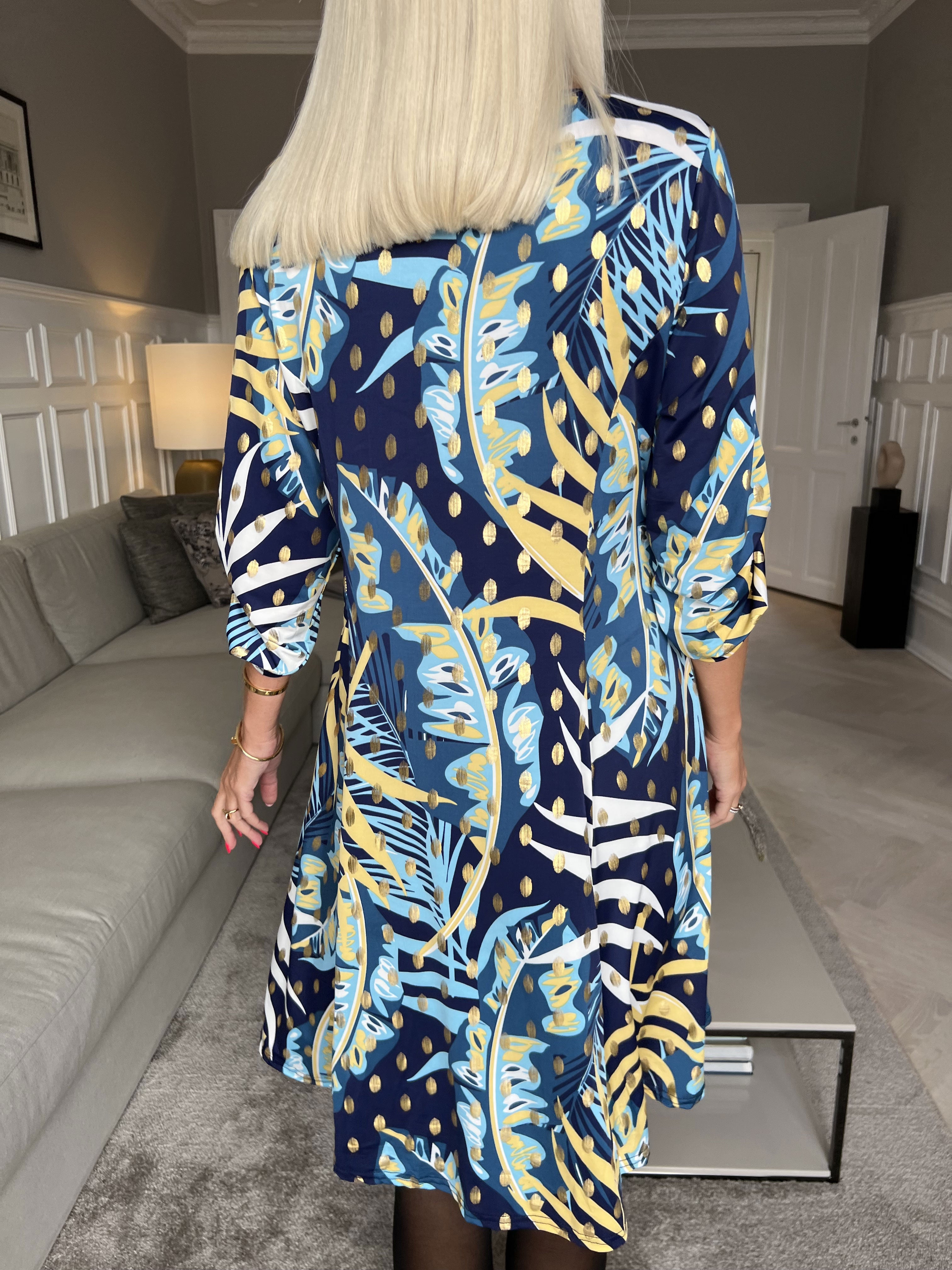 Maj Forest L/S - Elastisk mønstret kjole med gulddetaljer